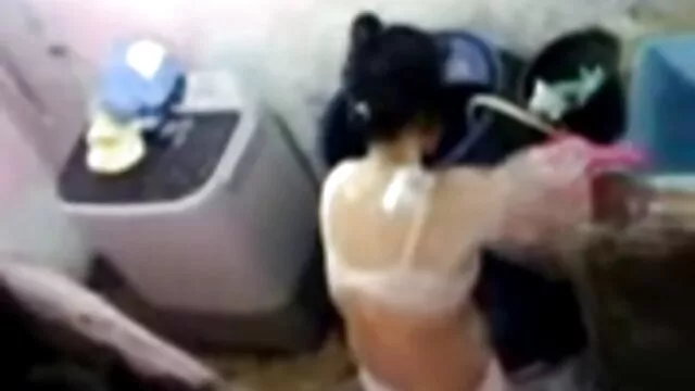Σεξ χωρίς εγγραφή  Ξανθιά σεξ βιντεο με ωριμεσ στον καναπέ παίρνει τον πούτσο κώλο εραστής